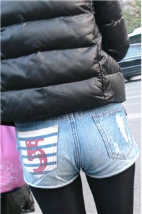 等车的紧绷蓝色牛仔热裤翘臀黑丝美眉[125M/MP4]