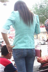 蓝色牛仔裤美眉等公交，PP圆又翘[341M/MP4]