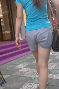 穿着宽松中布裤小妹[104M/MP4]