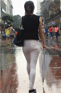 紧身圆润白裤美眉，内痕清晰可辨[138M/MOV]