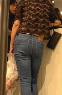 宽臀牛仔裤美眉，目测闺蜜更赞[326M/M2TS]