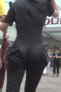 柳腰连衣黑色紧身裤美眉[240M/MP4]