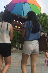 青春靓丽的年轻热裤妹子，让人看了好鸡动[161M/MOV]