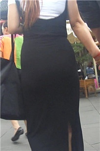 丰满的黑色连衣长裙美眉[149M/MP4]