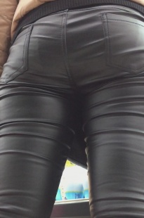 超市里黑色紧身布裤美女闲逛[682M/MP4]