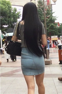 极品紧身牛仔裙感xing美女[222M/MOV]