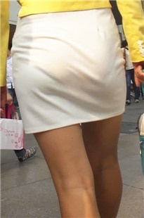 漂亮超短裙，内内很明显[145M/MP4]