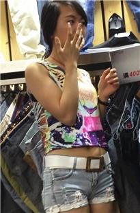 【带子狼原创作品】超紧热裤卖衣小妹[1.27G/MP4]