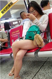 4K-戴眼镜的灰色上衣黑色短裙美眉[766M/MP4]