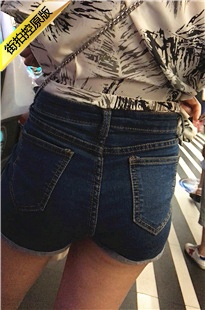 游戏厅蓝色牛仔热裤饱满翘臀美眉，侧看PP更显大[268M/MOV]