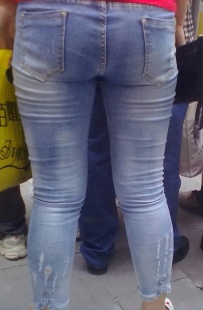 等车的大PG美女