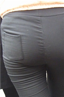 近拍黑裤小翘臀，内痕清晰可见[123M/MP4]