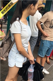 条纹T恤白色短裙可爱美眉在等公交车[121M/MOV]