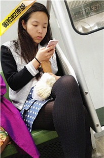 地铁圆点牛仔短裙条纹黑丝MM[1.05G/MP4]