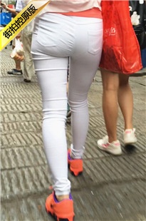 街拍白色紧身裤饱满大PG美眉[491M/MOV]