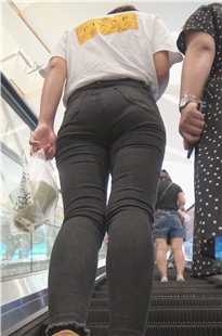 紧身黑牛仔美眉翘屯金三角特写JS363[5.54G]