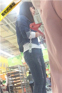 逛超市的全身牛仔装打扮的美眉[842M/MOV]
