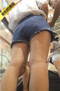 蓝色牛仔热裤翘臀长腿美眉[205M/MOV]