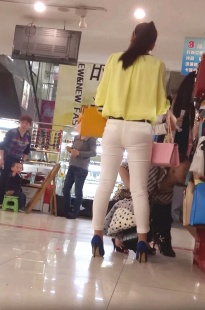 原版放出 商场里的白色紧身裤[45.6M/MP4]