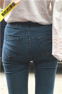 蓝色紧身牛仔裤学生美眉PG发育的真丰满[399M/MOV]