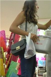 商场购物的牛仔裤外国妞[752M/MP4]