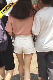 街拍白嫩腿白色热裤美眉[377M/MOV]