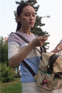 等车的清纯白裤紧臀小妹[1.54G/MP4]