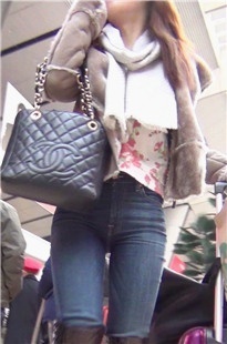 车站高跟靴子牛仔裤美眉[313M/MTS]