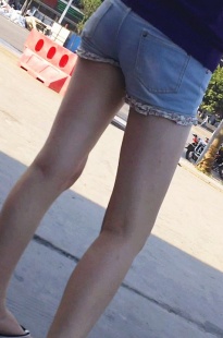 拉着行李箱的白腿热裤嫩妹[212M/MP4]