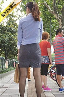 4K-条纹衬衫灰短裙街拍黑丝[606M/MP4]