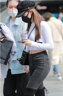 黑色牛仔裤小姐姐MJ2520[1.08G]