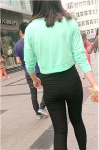 大街上互摸的圆臀黑紧裤MM [152M/MP4]