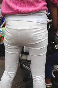 【Phoenix原创作品】韵味十足的紧身白裤妈妈[676M/MP4]