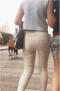 白裤美眉紧臀真吸引人[165M/MOV]