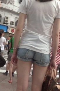 极品热裤美女在等公车[324M/MP4]