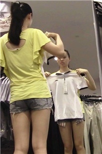 正在挑衣服的高挑纤细MT的黄衣热裤小妹[291M/MTS]