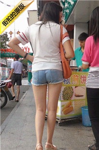 此女长相虽不怎么样，但那修长大白腿足以弥补[770M/MTS]