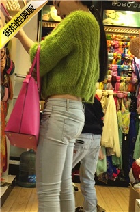 玩具店紧牛美女双腿夹得真紧[1.03G/MOV]