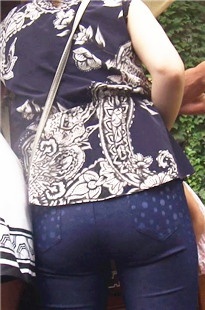 紧身牛仔裤翘臀美妇屁屁圆润很有美感哦[161M/MP4]