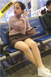 4K-火车站候车的白色板鞋肉丝美眉[758M/MP4]