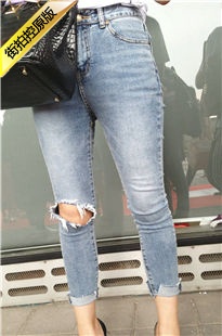 4K-白色T恤紧身牛仔裤高跟[1.03G/MP4]