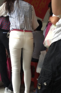 超紧白裤翘臀小妹，太紧了PP勒得好性感呀 [288M/MOV]