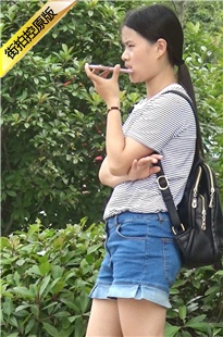 路边等车的热裤美眉[519M/MTS]
