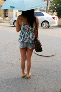 正在等车的清凉热裤MM [41.5M/MP4]