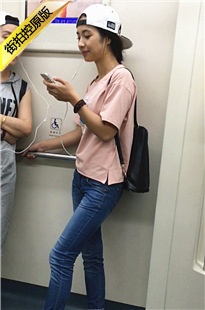 地铁拍摄蓝色紧身牛仔裤性感圆臀小妹[203M/MOV]