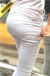 排队的紧身白裤shaofuxinggan翘臀人群中格外耀眼[858M/MOV]