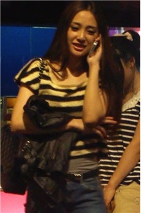 长腿牛仔裤美眉在买票[46.3M/MP4]