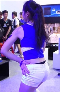 2014Chinajoy身材高挑白色紧身短裤的马尾辫美少女[111M/AVI]