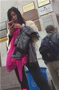 年轻长发黑色紧身裤妈妈带着小孩游玩[459M/MOV]