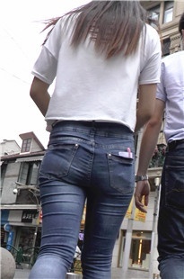 购物归来的牛仔裤紧臀MM [291M/MP4]